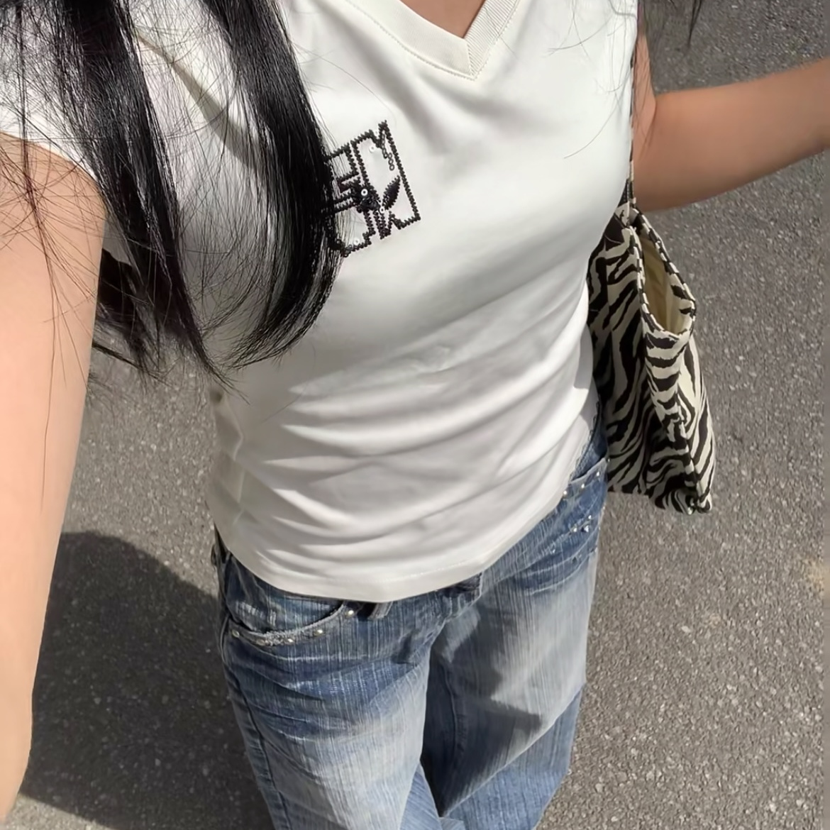 美式复古白色刺绣V领短袖t恤女夏季辣妹潮牌正肩修身显瘦短款上衣