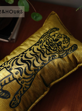 设计师款割绒刺绣小老虎适合中古风格黑色皮沙发搭配抱枕腰枕靠垫