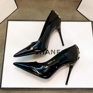 法式尖头高跟鞋浅口小金扣细跟单鞋亮面漆皮高级感百搭职业OL女鞋