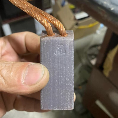 议价J164全新碳刷，电机用碳刷。尺寸25×32×60，神伟碳刷