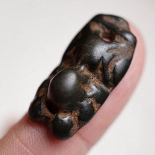 西藏藏传清代早期天铁托甲随身雪狮2.5cm 盔甲般 力度力量感满满