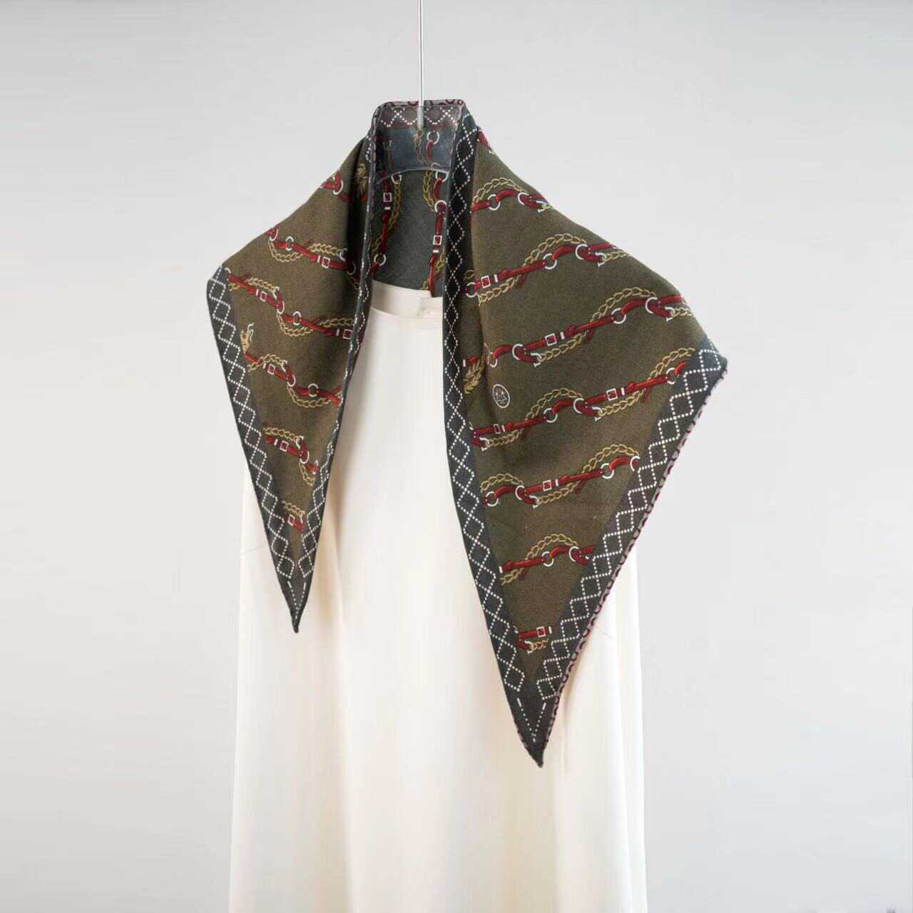 龙纹锁链丝毛三角巾楊楊时尚百搭