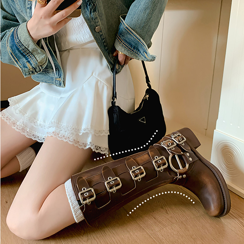 MIU 벨트 버클 벨벳 스퀘어 발가락 슬리브가있는 여성용 두꺼운 뒤꿈치 부츠 오토바이 라이더 부츠 브라운 웨스턴 카우보이 부츠