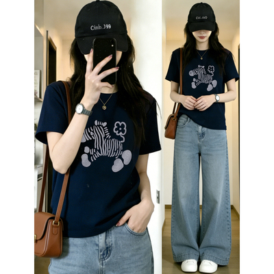 藏蓝色大码设计感正肩短袖t恤女夏季胖mm遮肚子显瘦小马印花上衣