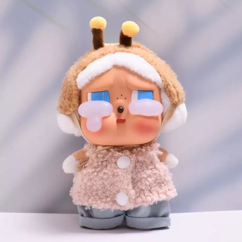 哭娃眼泪工厂搪胶脸毛绒盲盒CRYBABY毛绒马甲套装娃衣服