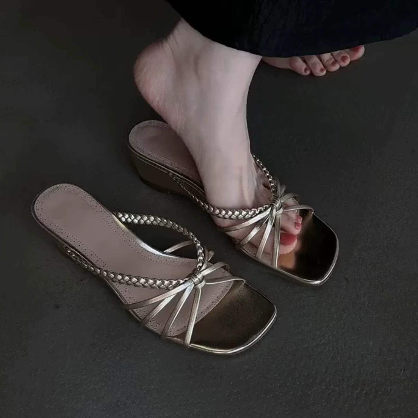 编织蝴蝶结方头露趾凉拖鞋女坡跟