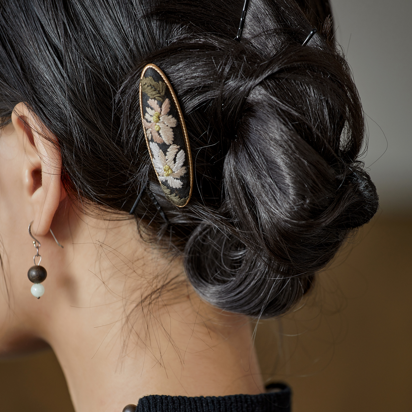 布小匠原创设计桑蚕丝香云纱纯手工刺绣发夹胸针两用