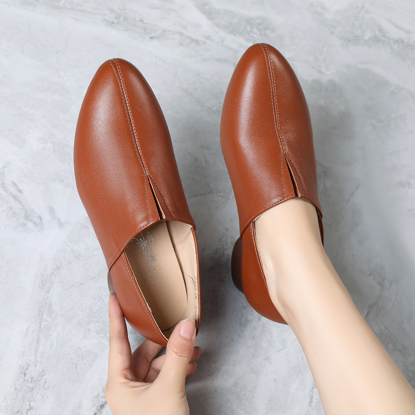 真皮尖头粗跟软底舒适妈妈小皮鞋