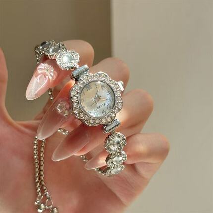 Princess Style Watch for Women, Niche Light Luxury Vintage Full Diamond Sparkling Pointer Style Socialite Style High-End Wristwatch Bracelet Watch