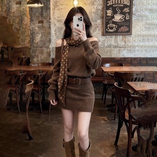 美拉德棕色露肩针织连衣裙子女2025秋冬季 小个子毛衣包臀短裙 新款