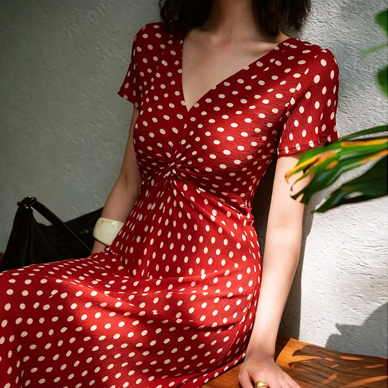 红色波点V领连衣裙女2026夏连衣裙