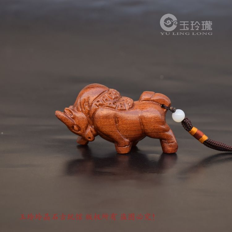 木雕斗牛小摆件花梨木雕刻生肖牛挂件文玩木器手把件原木红木动物