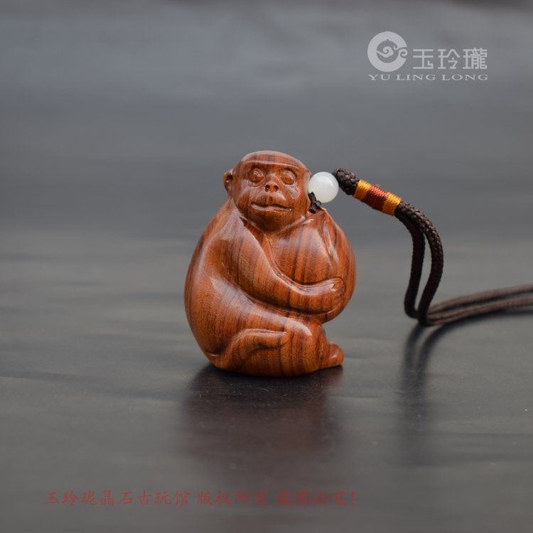 木雕猴子抱桃小摆件花梨木雕刻猴子手把件木雕挂件文玩实木生肖猴