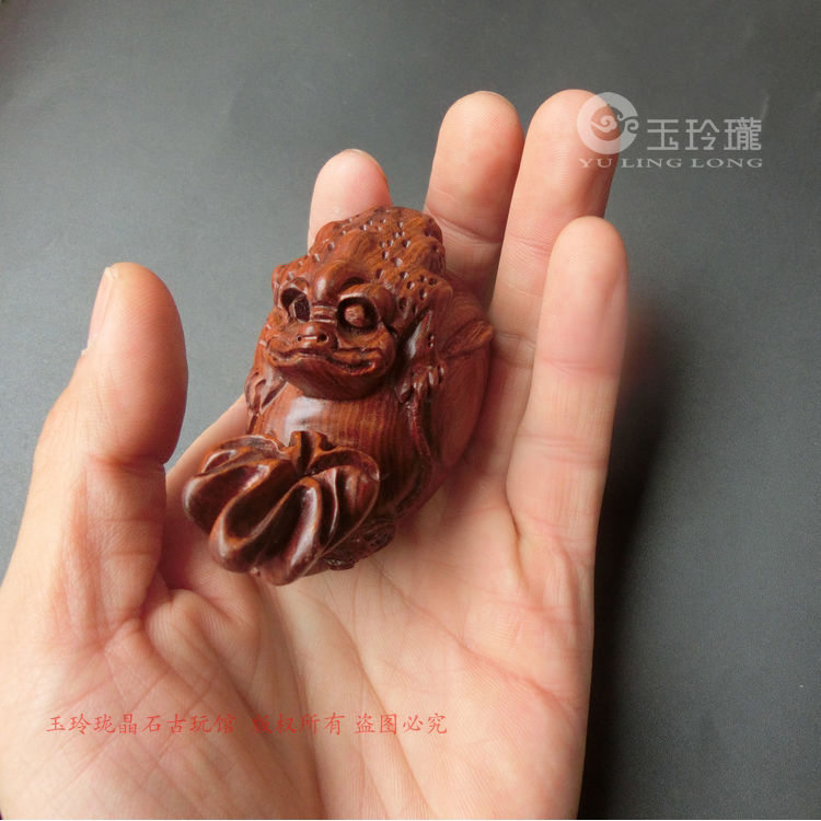 金蟾钱袋木雕手把件花梨木口袋玩件木把件红木实木雕刻挂件招财木
