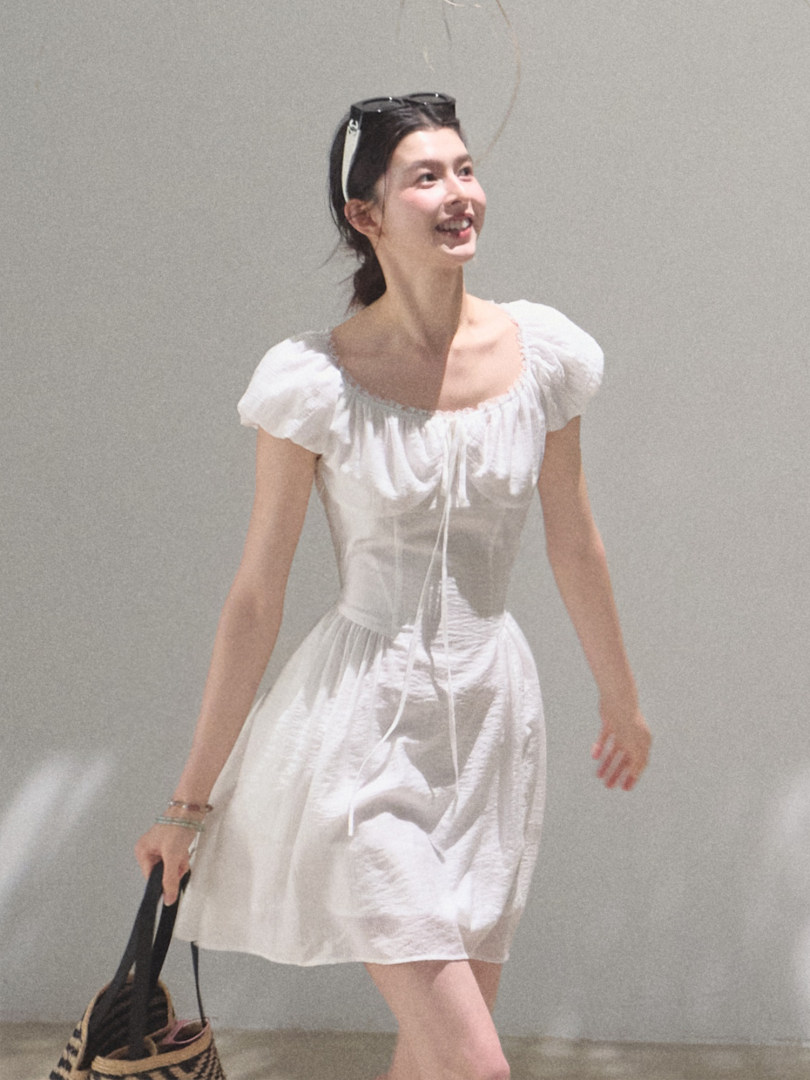 Woman wearing a white short-sleeve dress