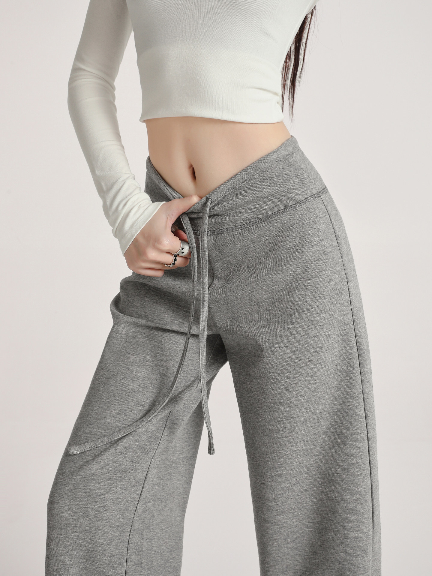 灰色糯米裤子女2025新款秋冬加绒微喇面膜休闲直筒卫裤运动阔腿裤