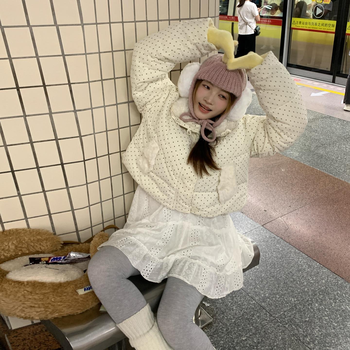 实拍灯芯绒波点羽绒服女2