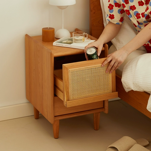 Северная сплошная древесина вишнево -деревянная спальня для хранения ротанга редактирование прикроватного шкаф