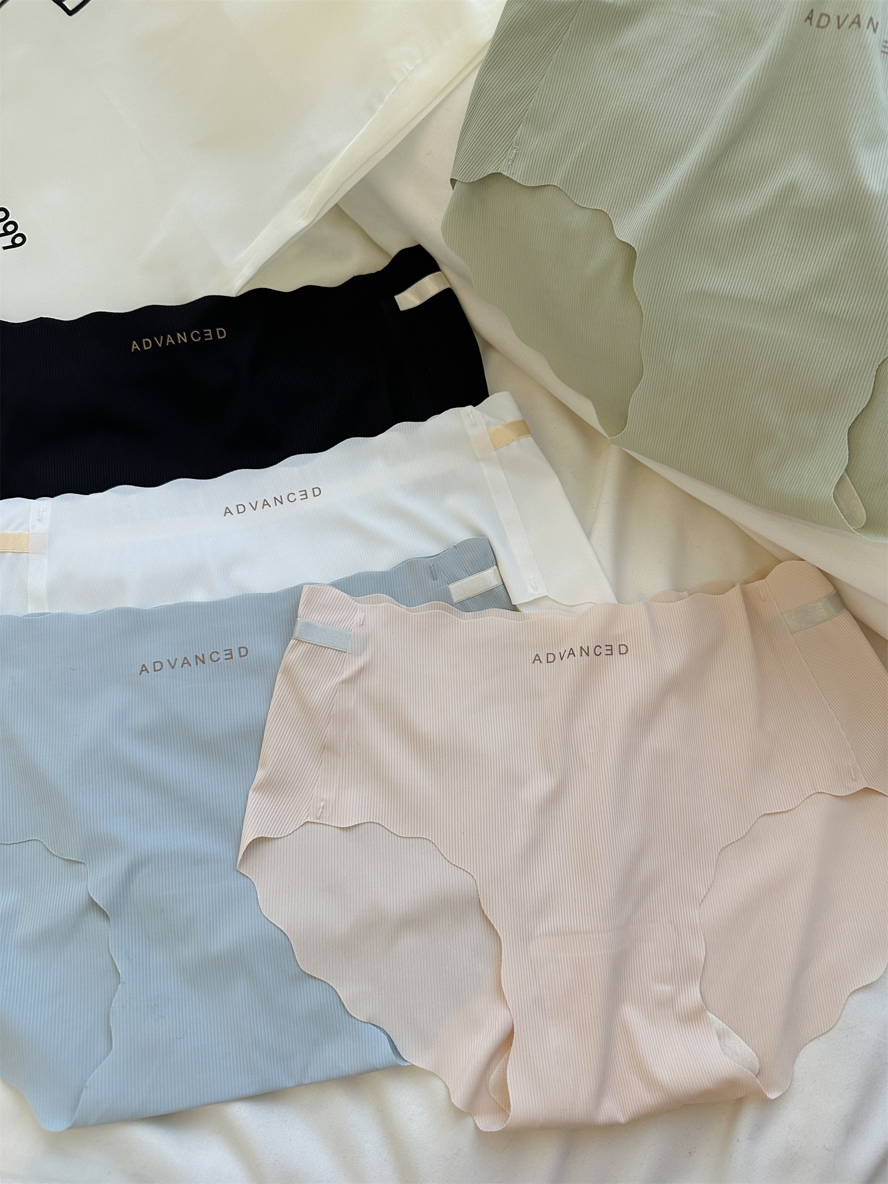 裸感舒适蜜桃臀中腰三角裤