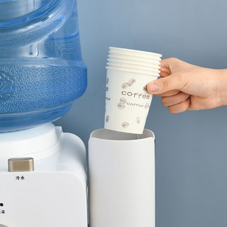 一次性杯子架饮水机取杯器家用挂壁式防尘置物架免打孔自动纸杯架