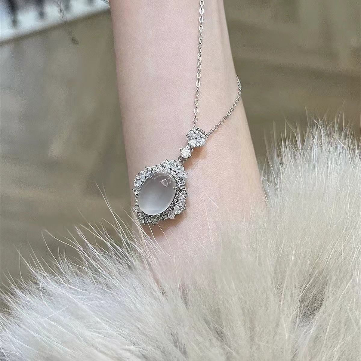 冰种玉髓项链女2024新款气质简约高级感爱丽丝梦境锁骨链网红款
