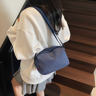 2025新款格子斜挎包女式百搭休闲单肩背包大容量运动轻便小包户外