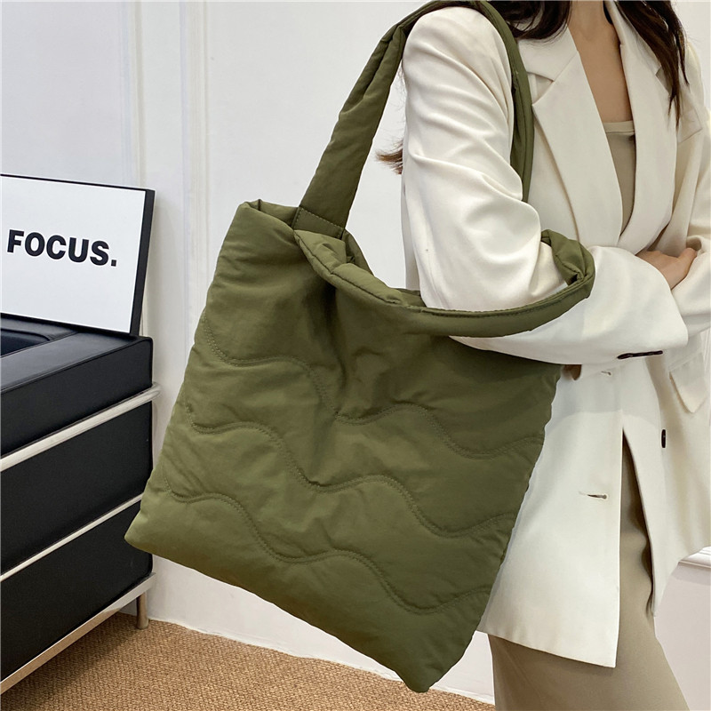 新款包包女时尚托特包通勤羽绒充棉包秋冬大容量腋下包百搭单肩包