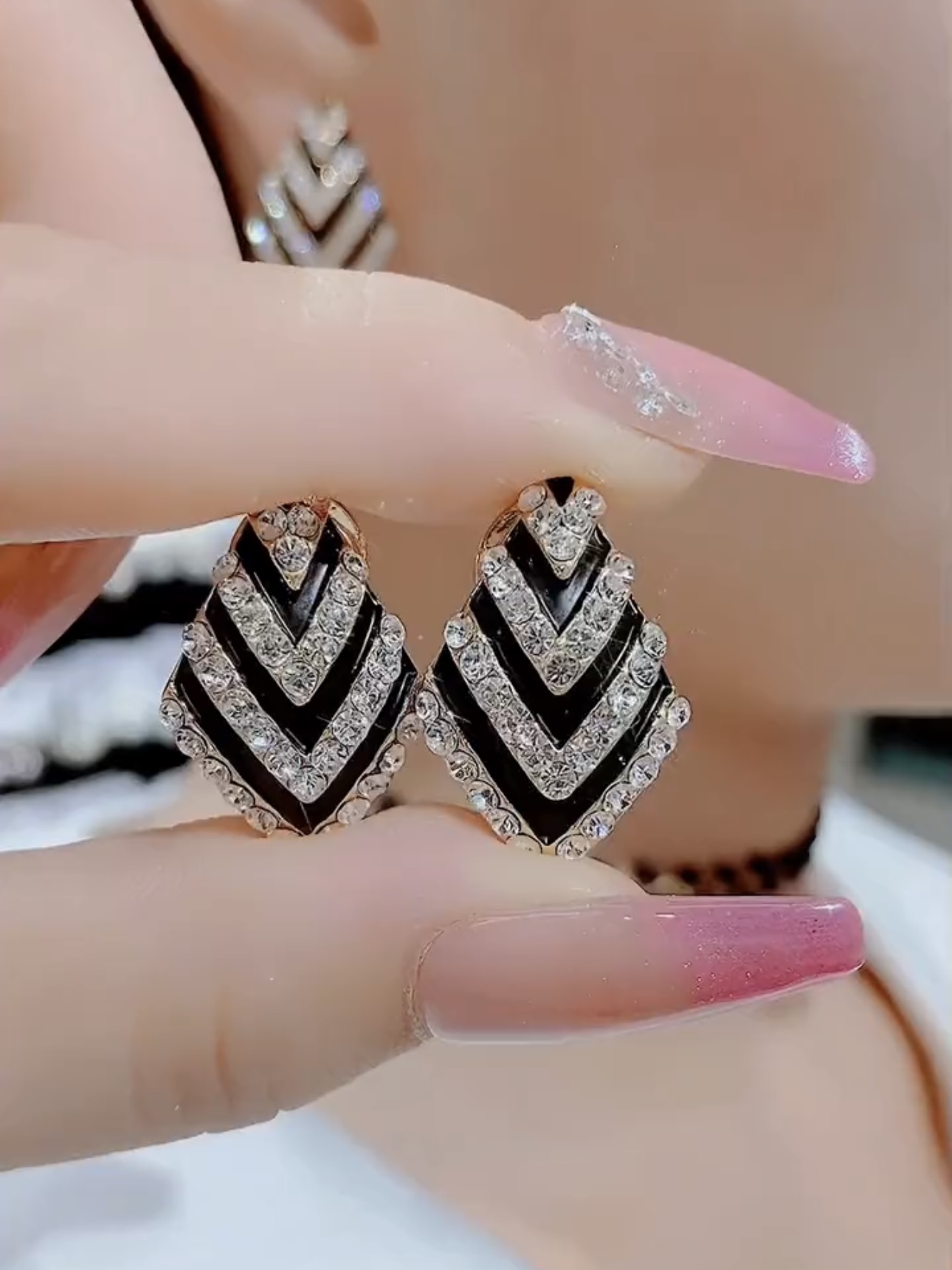 气质满钻菱形黑色耳环女