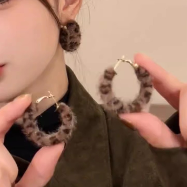 小众设计感毛绒豹纹耳圈秋冬高级感百搭圈圈耳环气质轻奢银针耳饰