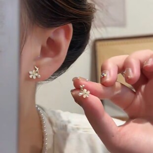 耳饰 猫眼石五瓣花朵耳钉女小众设计感气质交叉珍珠耳环2025年新款