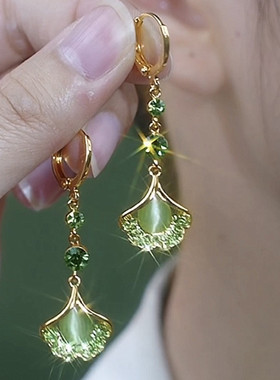 2024新款镶钻绿色猫眼石银杏叶耳环女小众设计感长款耳扣气质耳饰