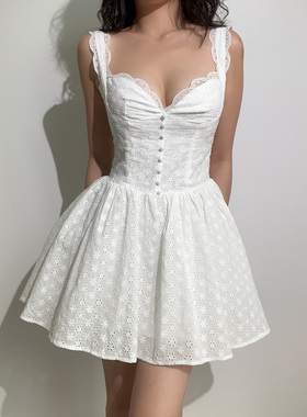 BERAN 甜美蕾丝边镂空刺绣V领纽扣收腰散摆白色蓬蓬连衣裙公主裙