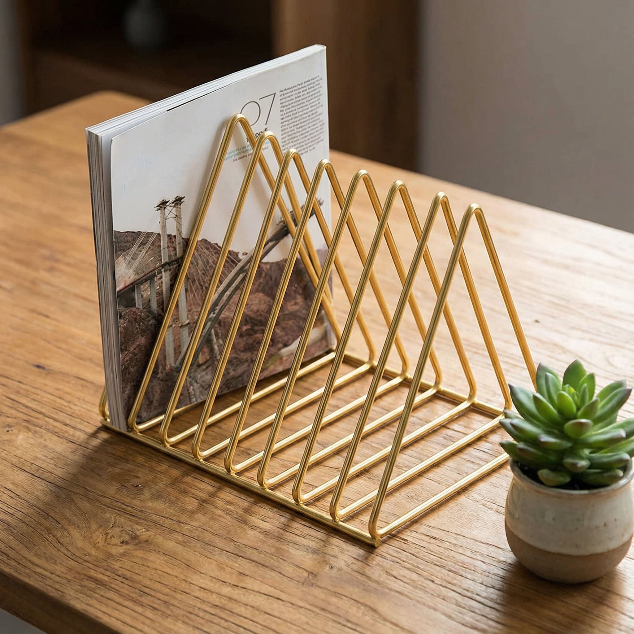 北欧铁艺书架北欧创意金色形书架铁艺桌面书房办公桌文件三角形架