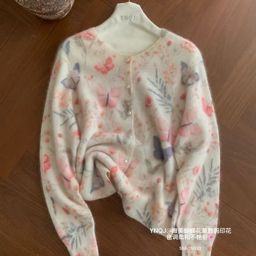 冬上新蝶落花间韩版奶底粉花蝴蝶印花丝羊绒软糯保暖毛衣（QS2601