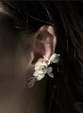 茉莉」新中式清冷感气质耳夹文艺s925银烧白花朵不规则组合耳骨钉