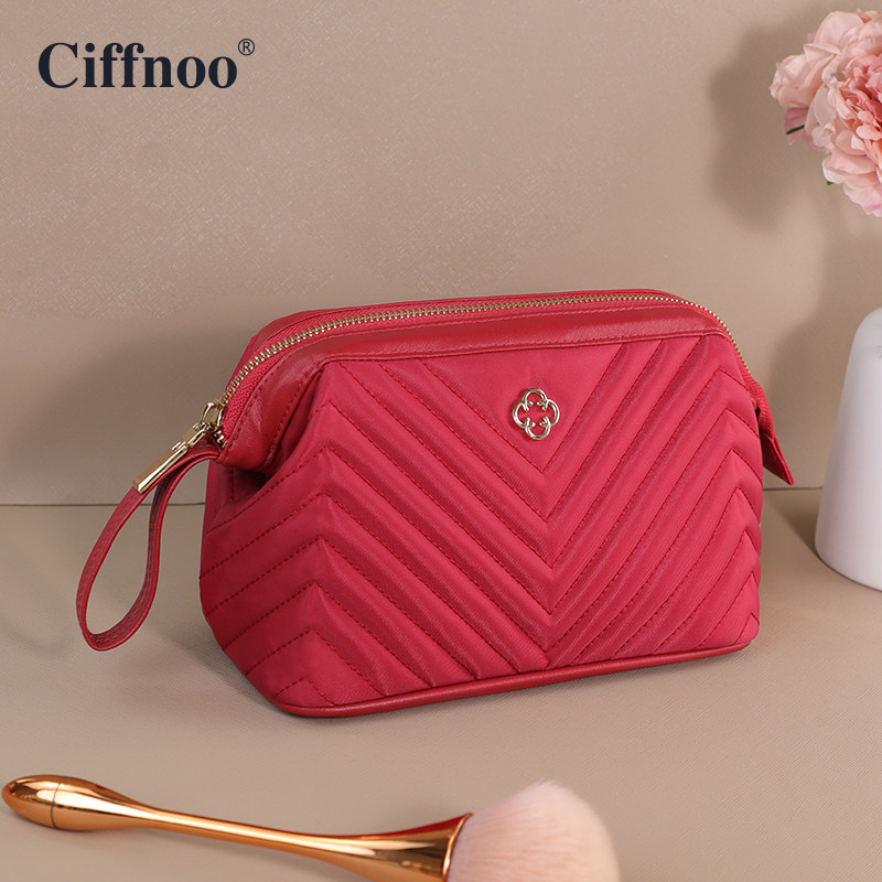 新款化妆包女便携v字ins风超火简约时尚高档韩国旅行化妆品收纳包 夺宝客