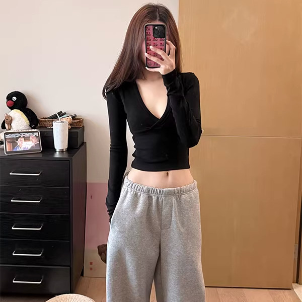 美式黑色交叉V领正肩长袖t恤女早春修身显瘦辣妹短款内搭打底上衣