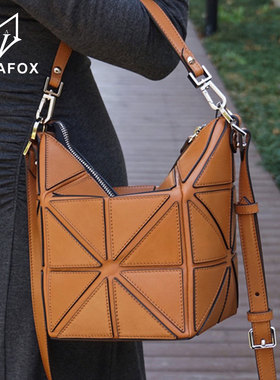 几何水桶包包女2026新款小众斜挎包高级感轻奢拼接通勤女包不撞款