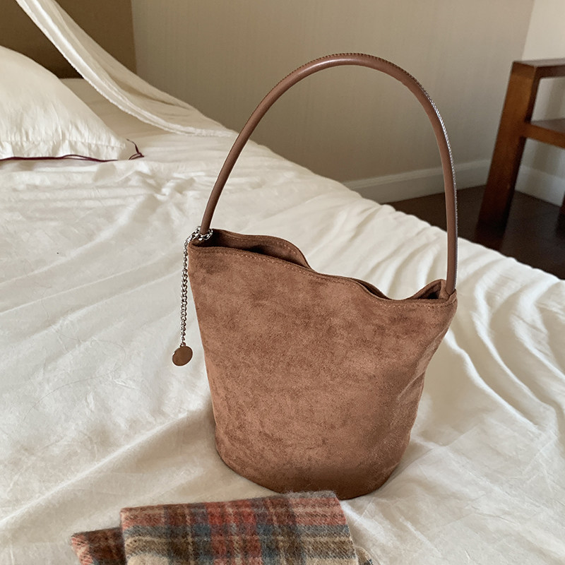 韩国博主同款麂皮绒水桶包女秋冬法式慵懒手提包通勤大容量单肩包,箱包皮具/热销女包/男包,水桶包,淘宝优惠券,粉丝福利购,淘宝优惠卷