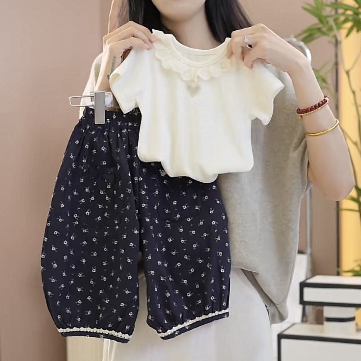 儿童夏季短袖裤子套装2026夏季新款女童休闲碎花蕾丝灯笼裤卫裤