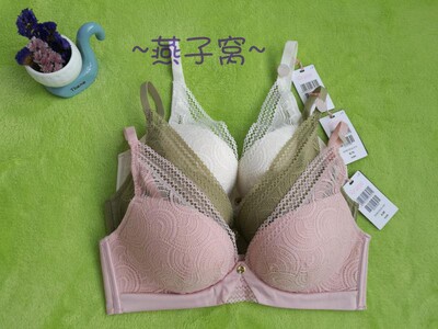 兰卓丽性感蕾丝深v模杯聚拢文胸