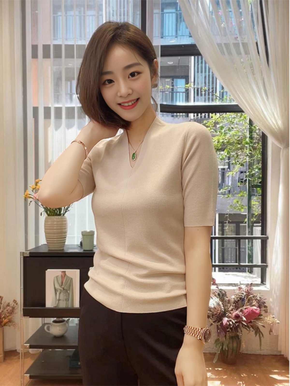 Short-sleeved top, women's new foreign style, spring and summer, slim inside, V-neck undershirt, women's thin, fashionable and versatile knitwear