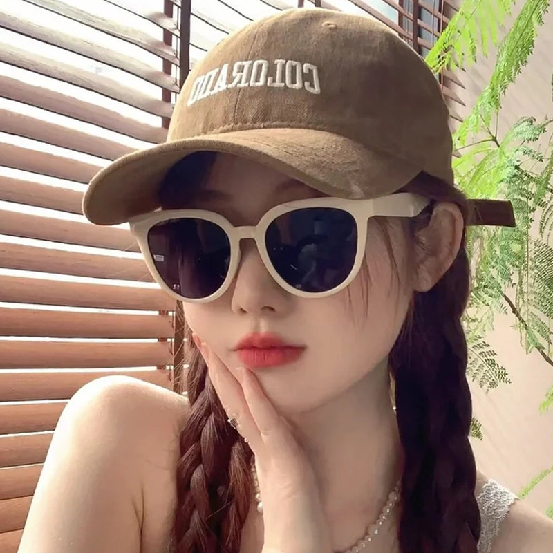 白框墨镜女新款时尚潮流太阳眼镜防紫外线网红显瘦高级感开车专用