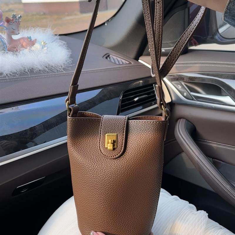 手机包女2024早春新款百搭时尚实用韩版竖款斜挎小包包迷你水桶包,箱包皮具/热销女包/男包,手机包,淘宝优惠券,粉丝福利购,淘宝优惠卷