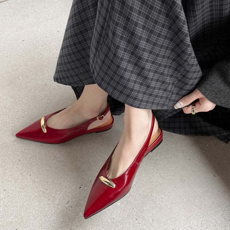 显白酒红尖头后空凉鞋 金属扣一字带平底鞋 复古高级感通勤女鞋