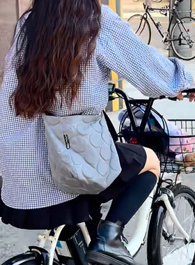 2025新款日本小众设计bagnnoun圆点休闲斜挎包女超轻大容量尼龙包