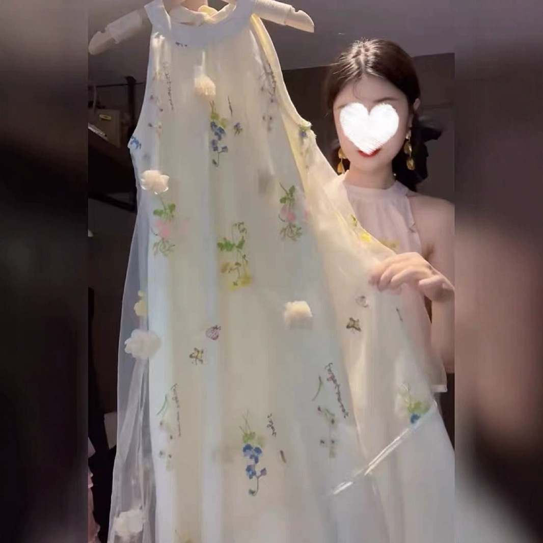 小众设计挂脖连衣裙女装2025新款春夏款立体碎花裙宽松修身长裙子