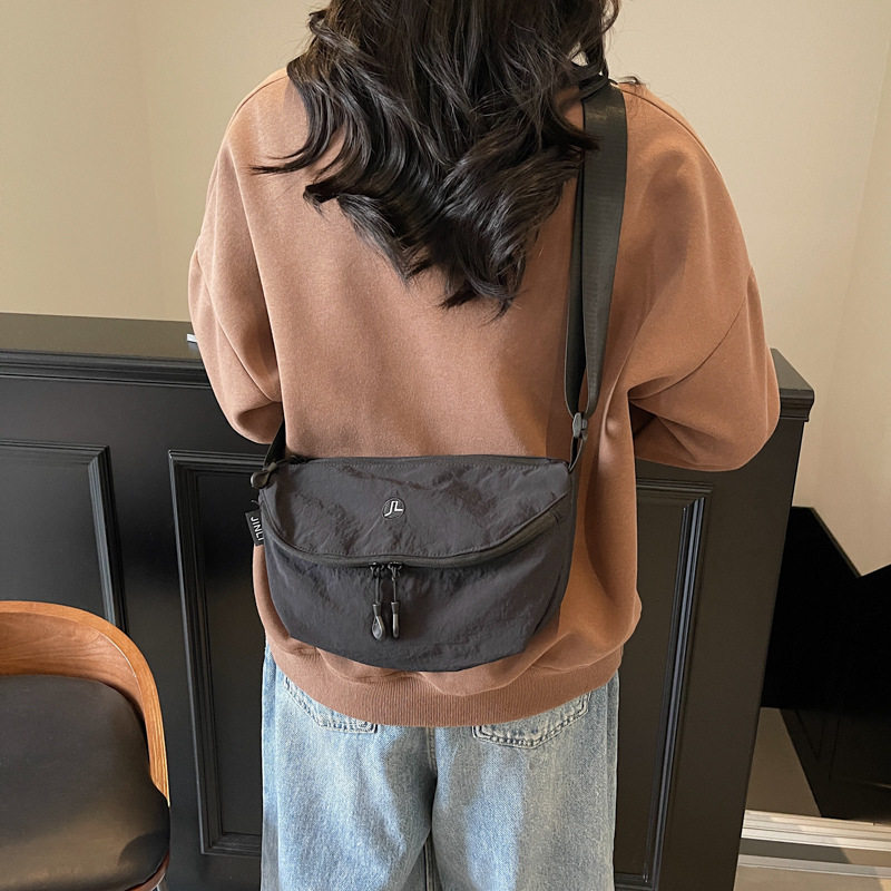 新款尼龙布通勤斜挎包日系简约百搭单肩包外出旅行轻便大容量胸包