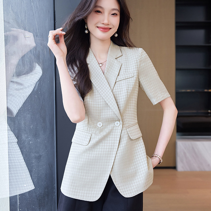 休闲时尚杏色短袖格子西装外套女夏季新款薄款高级感缎面气质西服