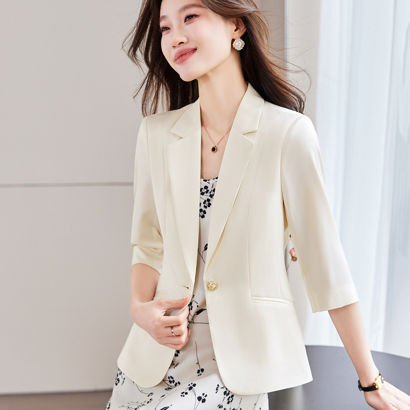 香槟色七分袖小西装外套女春夏薄款短款修身显瘦休闲气质缎面西服